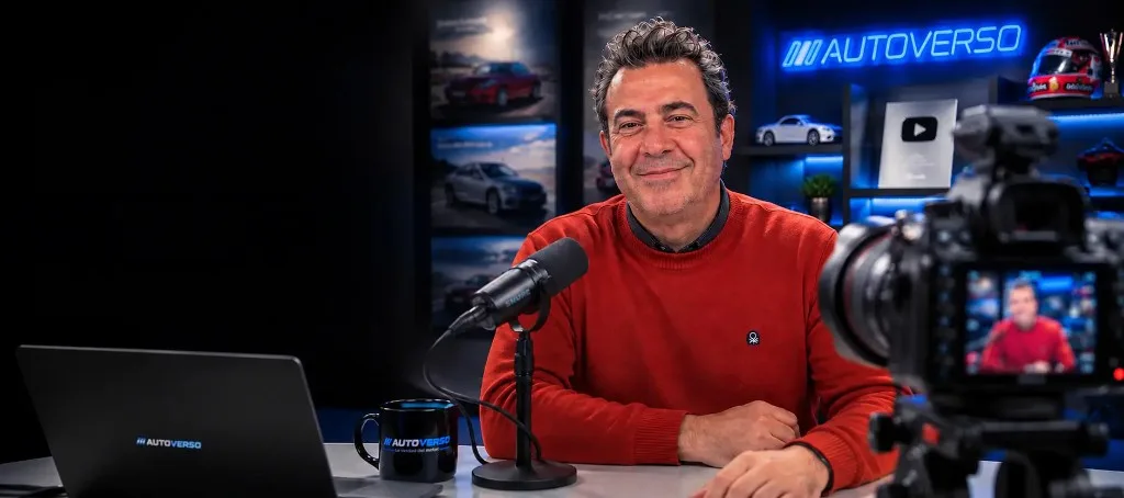 Sergio Durà en el estudio de Autoverso, grabando contenido de motor